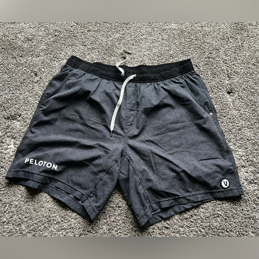 Vuori Core Lined Core short Peleton Branded- XL